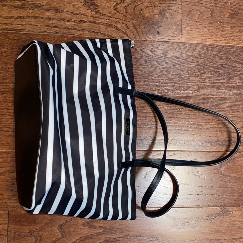 Kate Spade tote black and white zipper close